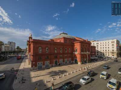 Qua la vista � splendida. A destra scrutiamo il rosso profilo del Teatro Petruzzelli...